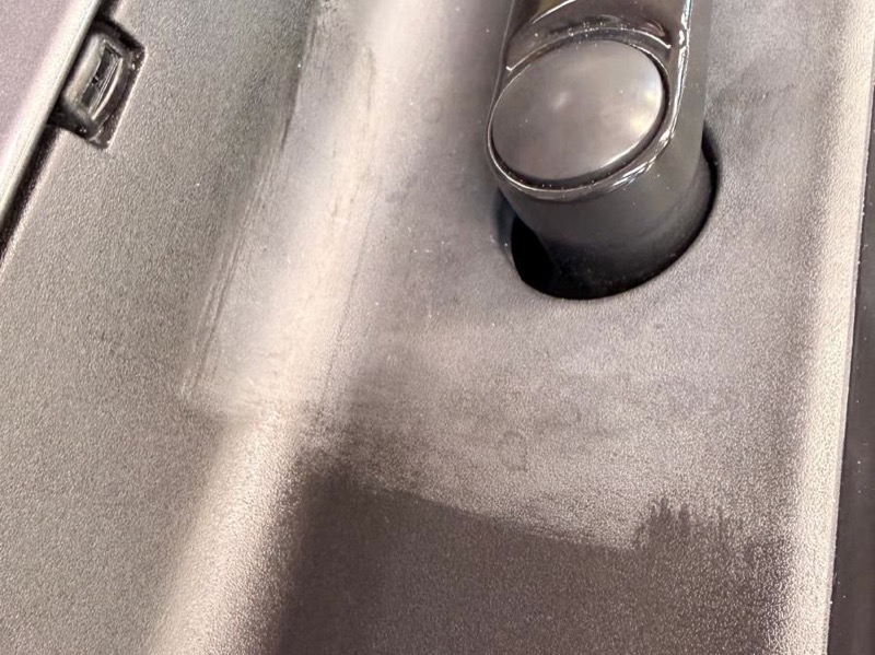 Curățare plastic interior — diferența dintre zona tratată și cea netratată