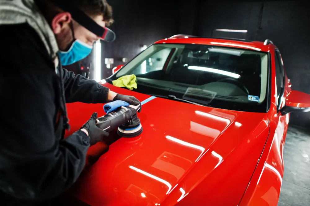 Detailing exterior mașină înainte de vânzare Iași — lustruit capotă