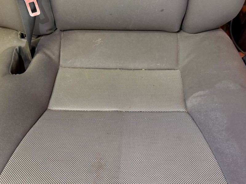 Curățare scaun textil gri — zona curățată față de restul tapițeriei