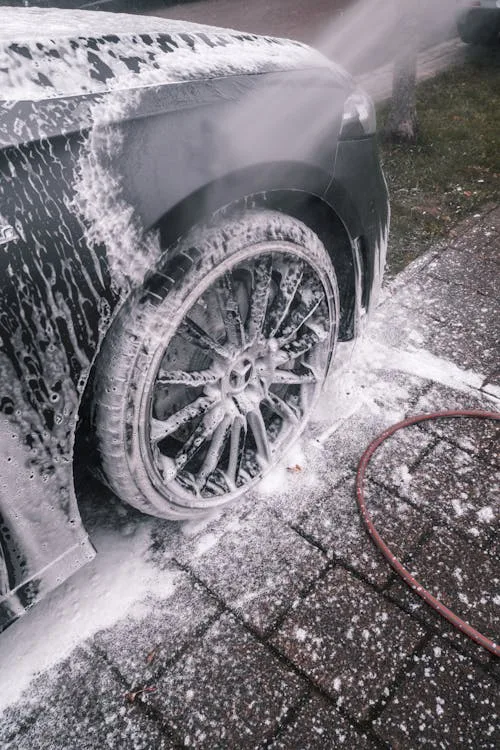 Spumă activă aplicată pe caroserie — etapă decontaminare detailing exterior Iași