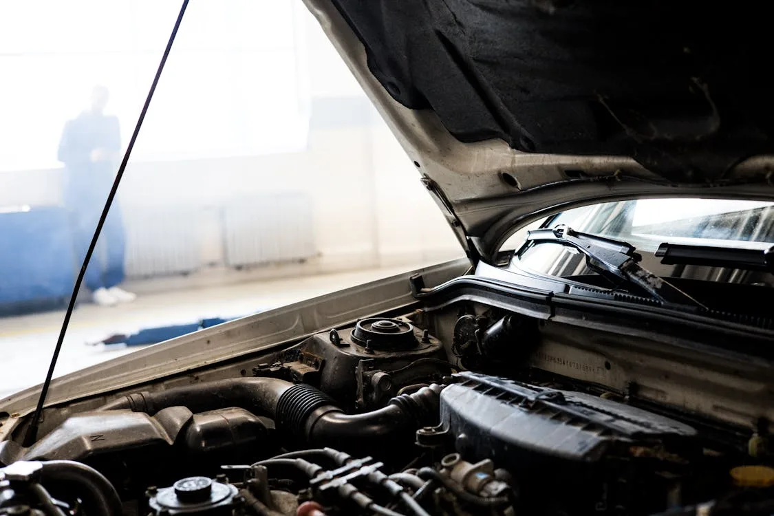Inspecție capotă și motor la mașină second-hand — evaluare stare lac