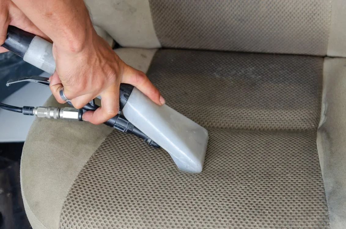Curățare profundă tapițerie scaun auto — detailing interior Iași